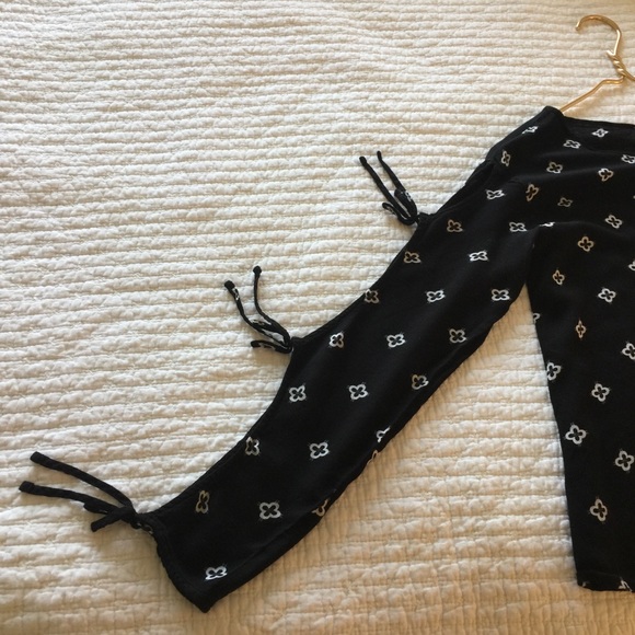 MOSSIMO :: L/S CLOVER PRINT TOP :: TIE SLEEVES - Picture 5 of 5